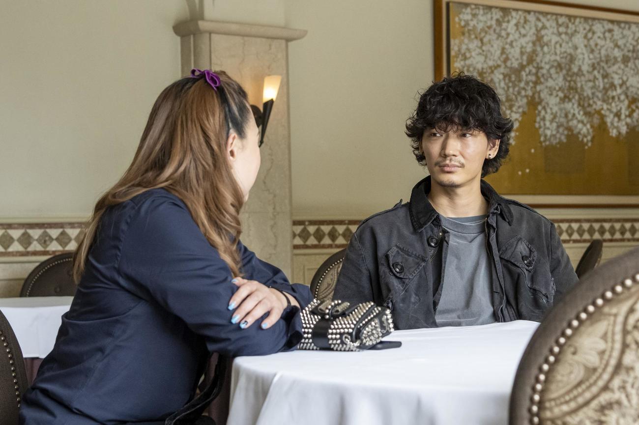 黄月蘭子（国生さゆり＝左）に接触した羽生誠一（綾野剛）は取引を持ちかけた（C）カンテレ