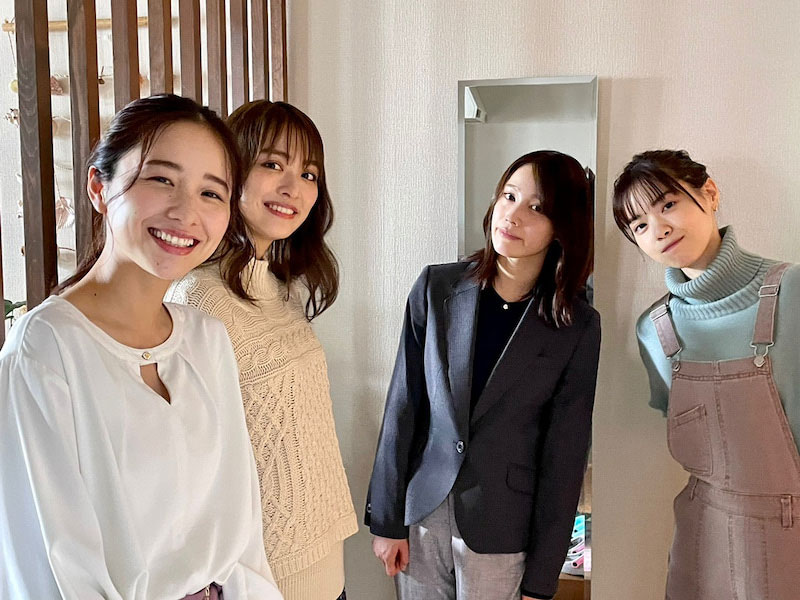 笑顔でスタンバイする4人（ドラマ「言霊荘」オフィシャルブログより）