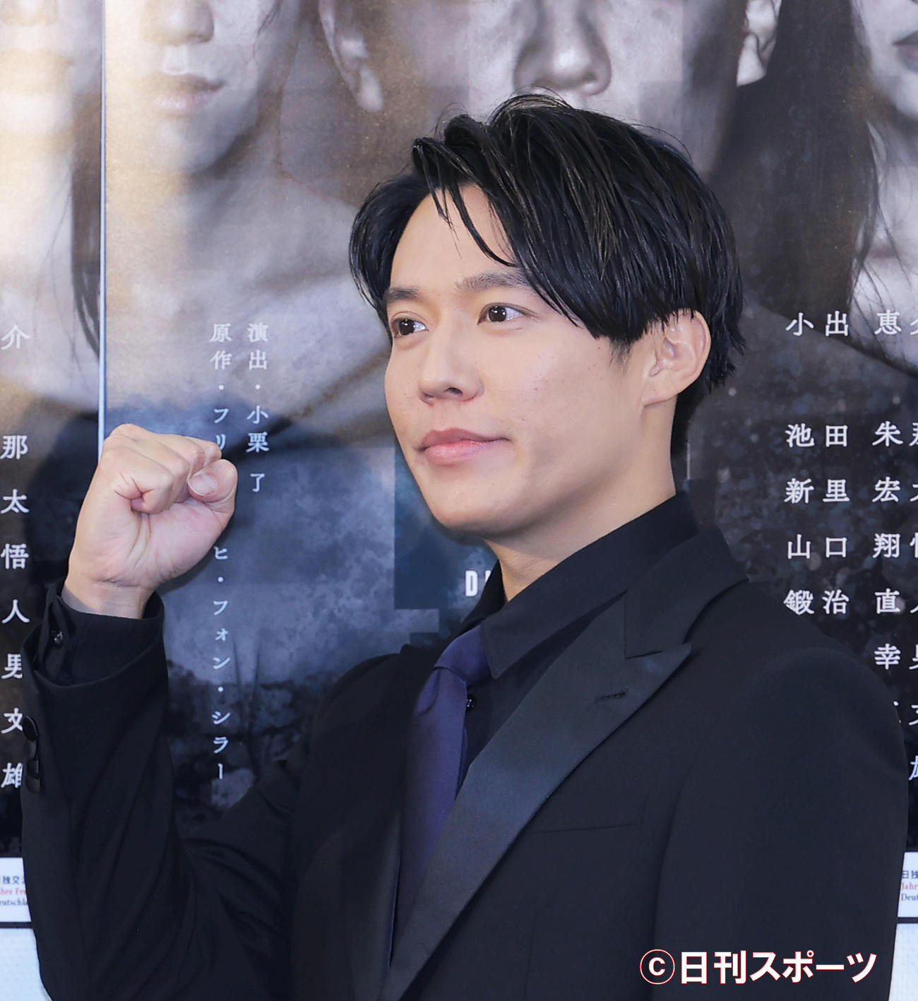 舞台「群盗」制作発表で、ガッツポーズで意気込む小出恵介（撮影・河田真司）