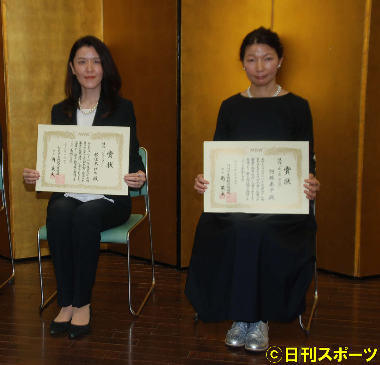 「第42回BKラジオドラマ脚本賞」の佳作を受章した佐佐木れんさん（左）、阿部奏子さん（撮影・松浦隆司）