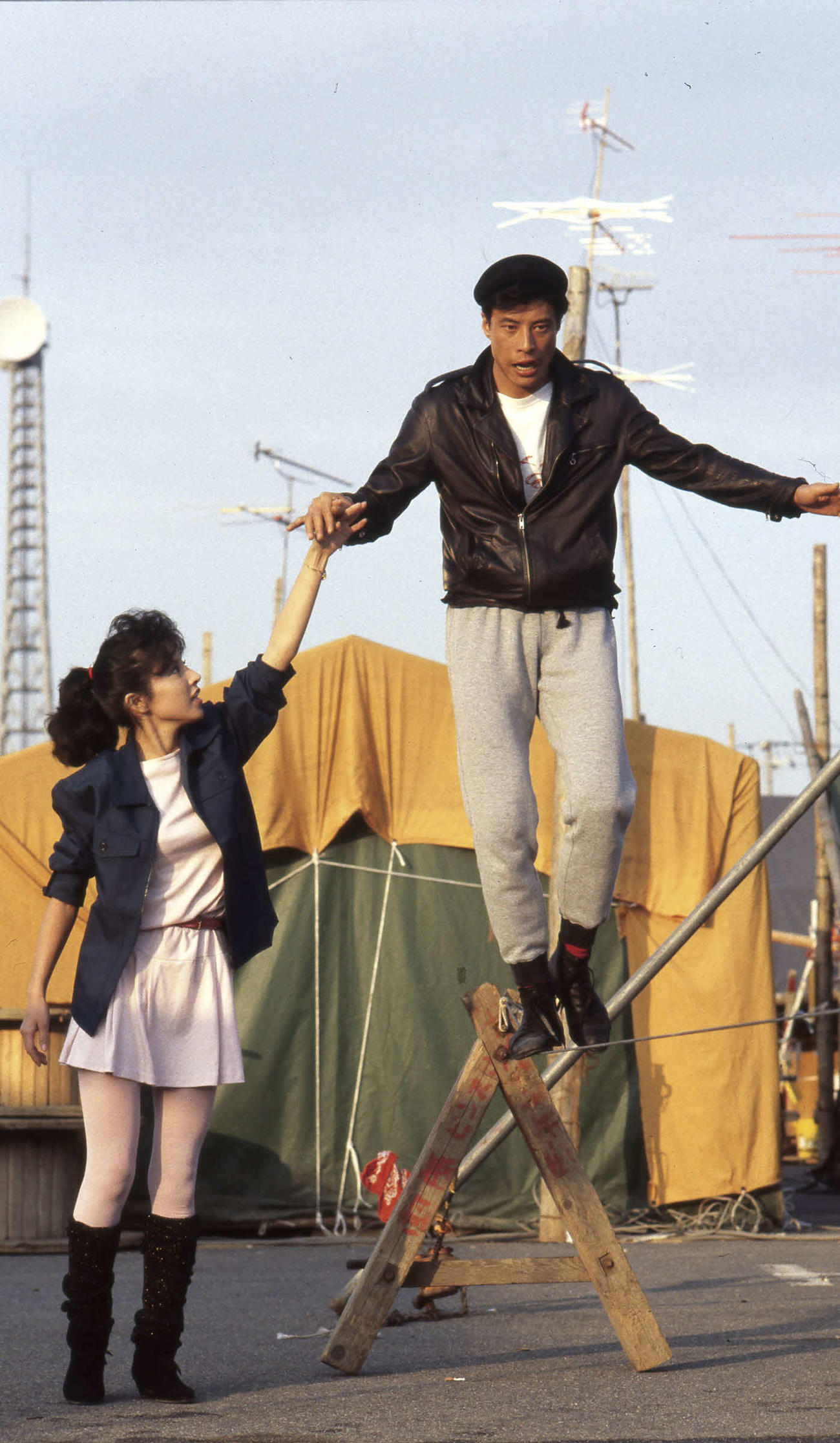84年元日放送のスペシャル回「燃える勇者たち」のため、矢野大サーカスで綱渡りの特訓を受る舘ひろし