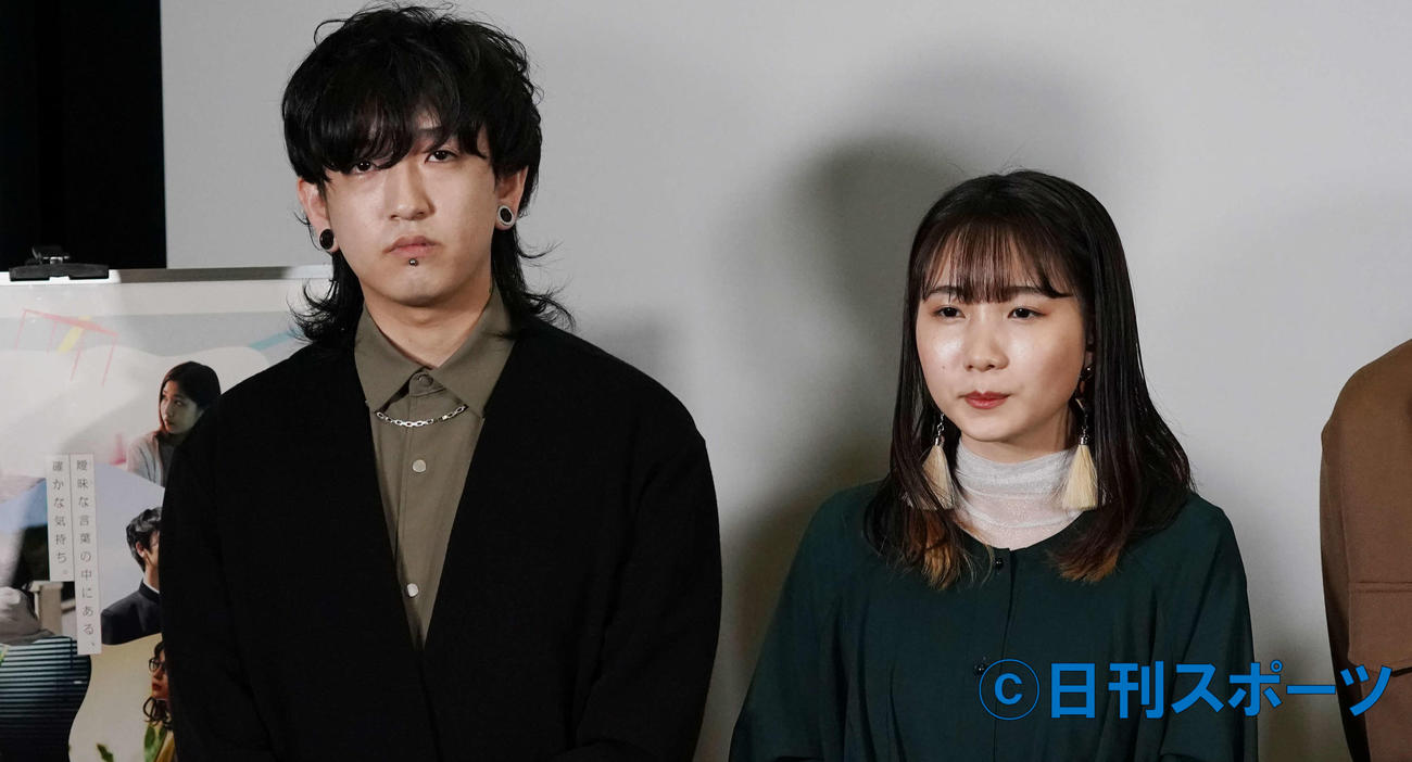 YOASOBIのikura（右）とAyase（2020年11月撮影）