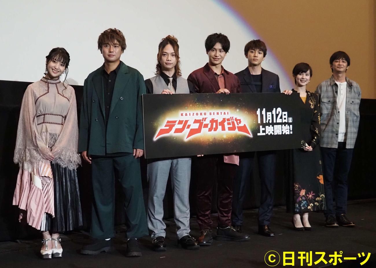 Vシネクスト「テン・ゴーカイジャー」完成披露舞台あいさつに出席した、左から小池唯、清水一希、池田純矢、小澤亮太、山田裕貴、市道真央、中澤祥次郎監督（撮影・遠藤尚子）