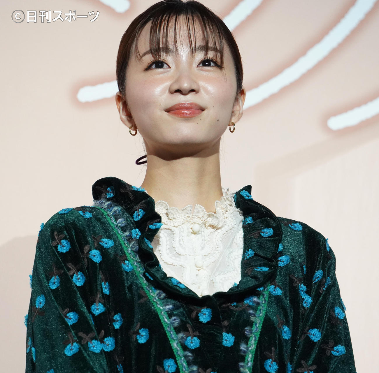 映画「シノノメ色の週末」初日舞台あいさつで、笑顔を見せる岡崎紗絵（撮影・佐藤勝亮）