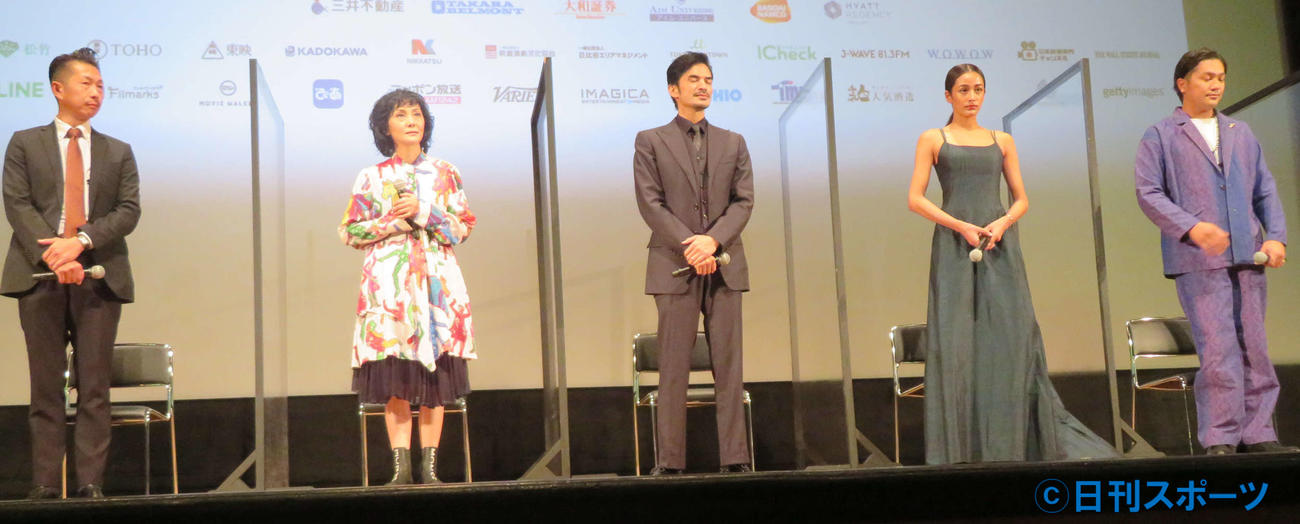 東京国際映画祭で上映された「GENSAN PUNCH　義足のボクサー（仮）」ティーチインに登壇した、左から山下貴裕プロデューサー、南果歩、尚玄、木佐貫まや、土山直純氏（撮影・村上幸将）