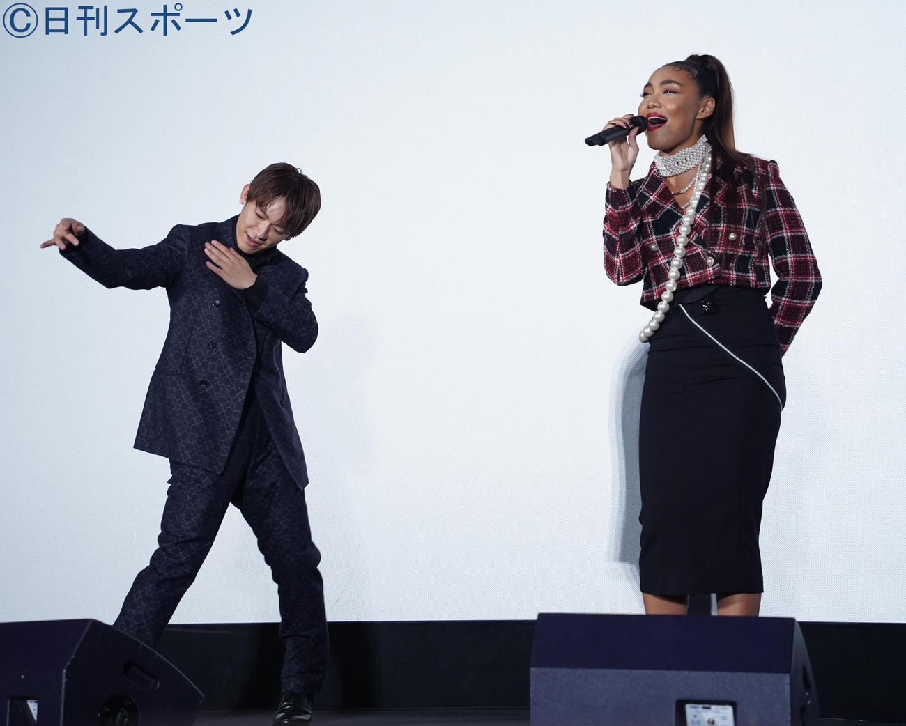 映画「ダンシング・マリー」初日舞台あいさつで、歌唱するCrystal Kay（右）と、ダンスするNAOTO（撮影・佐藤勝亮）