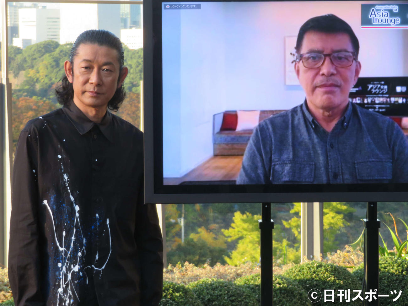 東京国際映画祭が国際交流基金アジアセンターと共催した「トークシリーズ＠アジア交流ラウンジ」でオンラインで対談した、永瀬正敏とプリランテ・メンドーサ監督（撮影・村上幸将）