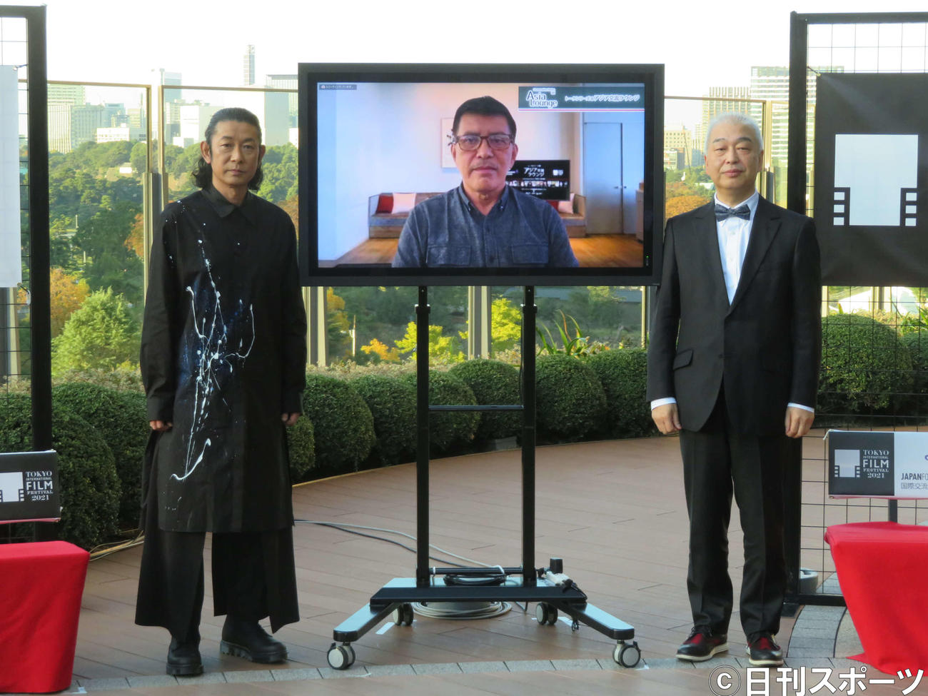 東京国際映画祭が国際交流基金アジアセンターと共催した「トークシリーズ＠アジア交流ラウンジ」でオンラインで対談した、左から永瀬正敏、プリランテ・メンドーサ監督、石坂健治氏（撮影・村上幸将）