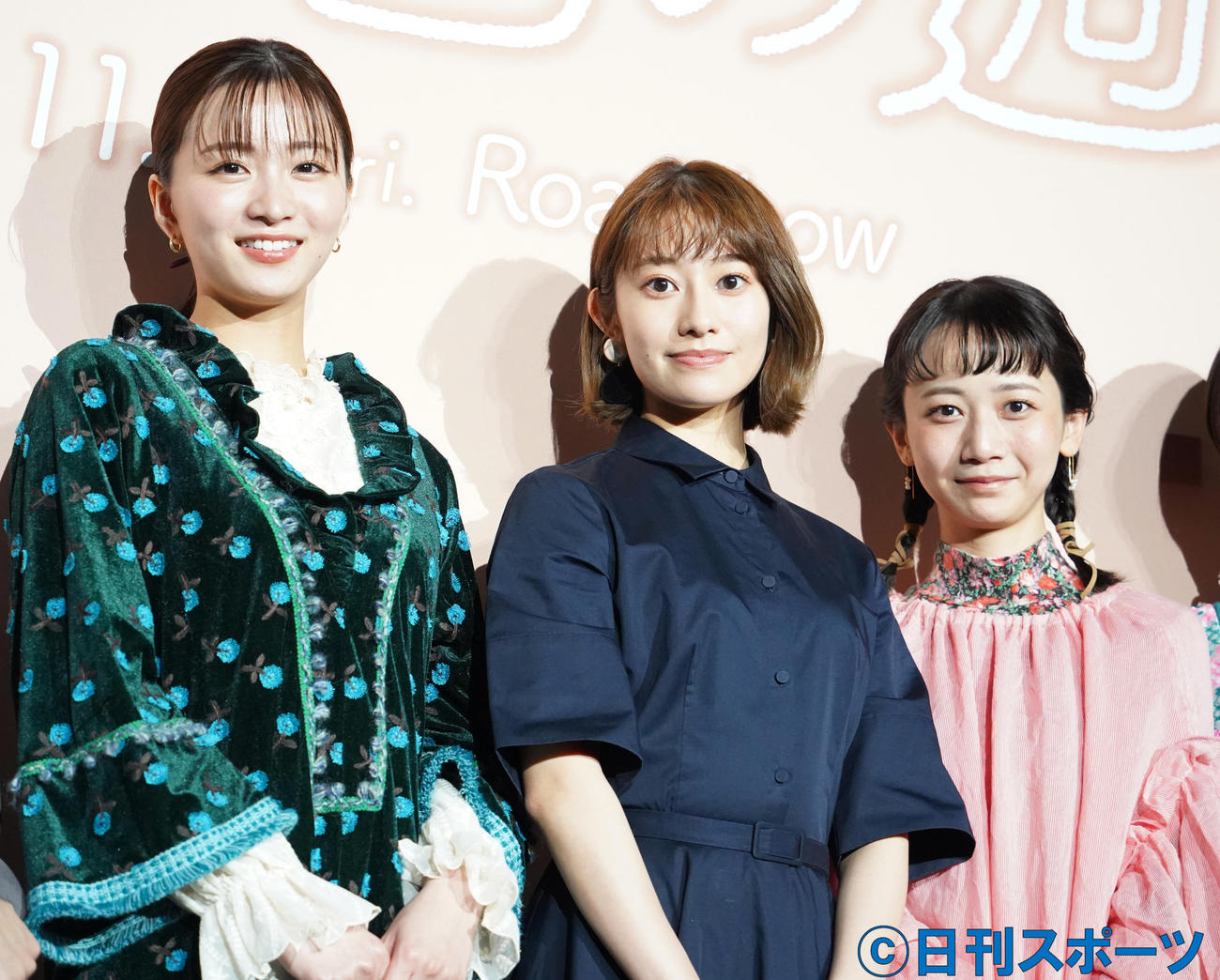 映画「シノノメ色の週末」初日舞台あいさつの登壇者。左から岡崎紗絵、桜井玲香、三戸なつめ（撮影・佐藤勝亮）