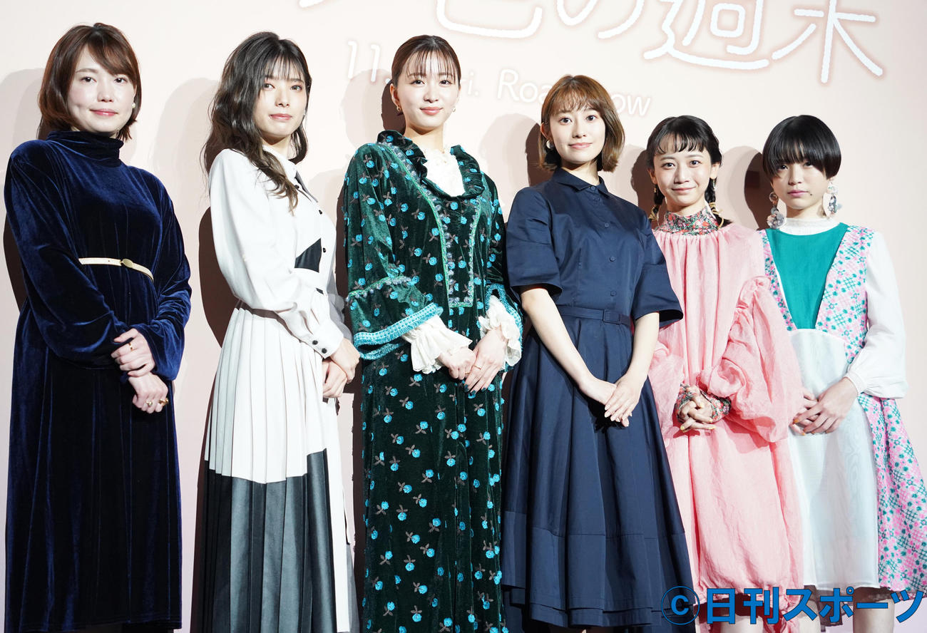 初日舞台あいさつに登壇した、左から穐山茉由監督、佐藤ミキ、岡崎紗絵、桜井玲香、三戸なつめ、中井友望（撮影・佐藤勝亮）