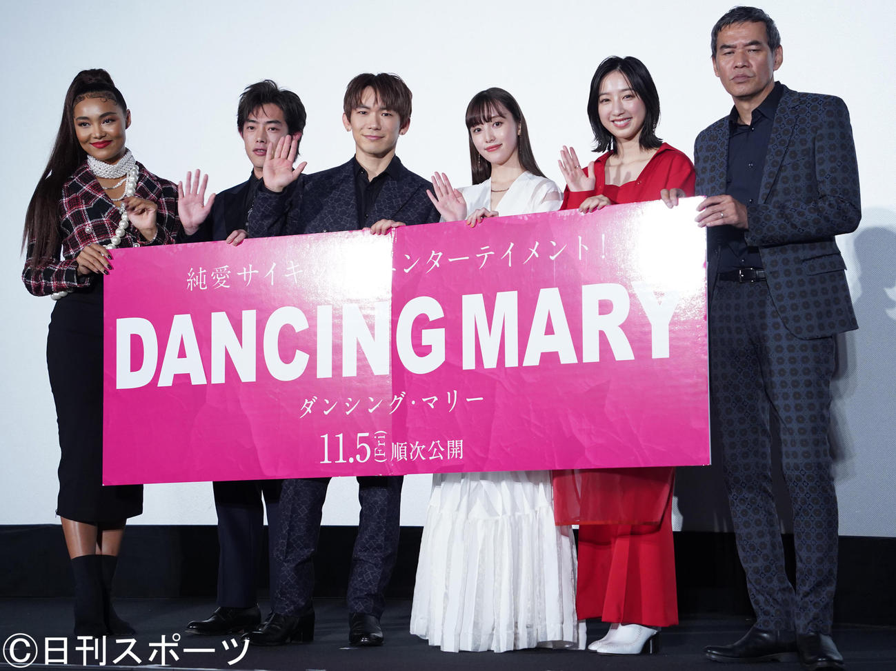 映画「ダンシング・マリー」初日舞台あいさつの登壇者。左からCrystal Kay、吉村界人、NAOTO、山田愛奈、坂東希、SABU監督（撮影・佐藤勝亮）