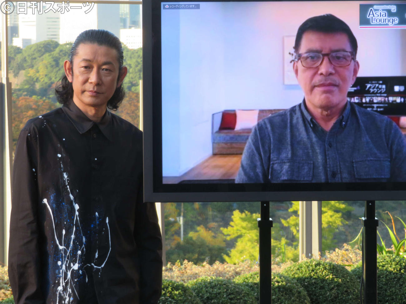 オンラインで対談した、永瀬正敏とブリランテ・メンドーサ監督（撮影・村上幸将）