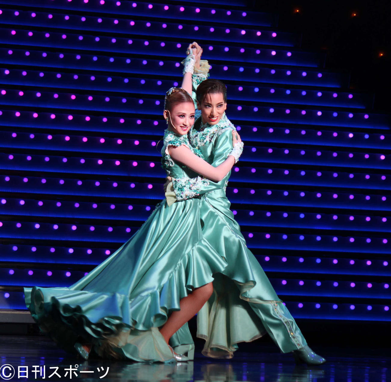 武器のダンスでもデュエットを披露した花組トップ柚香光（右）と、新たに相手娘役に迎えられた星風まどか（撮影・村上久美子）