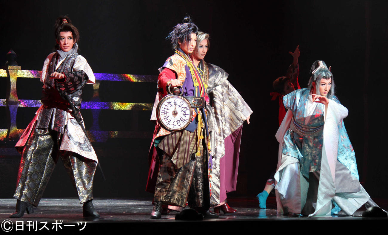 新生花組を率いるトップ柚香光（左から2人目）と、（左から）永遠輝せあ、水美舞斗、聖乃あすか（撮影・村上久美子）