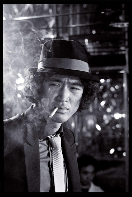 松田優作さんの三十三回忌法要の会場に設置された主演ドラマ「探偵物語」第8話「暴走儀式」のラストシーンのスチールをもとにしたパネル（C)CENTRAL ARTS　
（C)YUSAKU MATSUDA   OFFICE SAKU