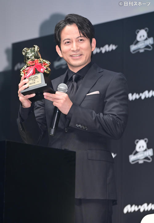 「anan AWARD 2021」大賞を受賞しトロフィーを手に笑顔を見せる岡田准一（撮影・小沢裕）