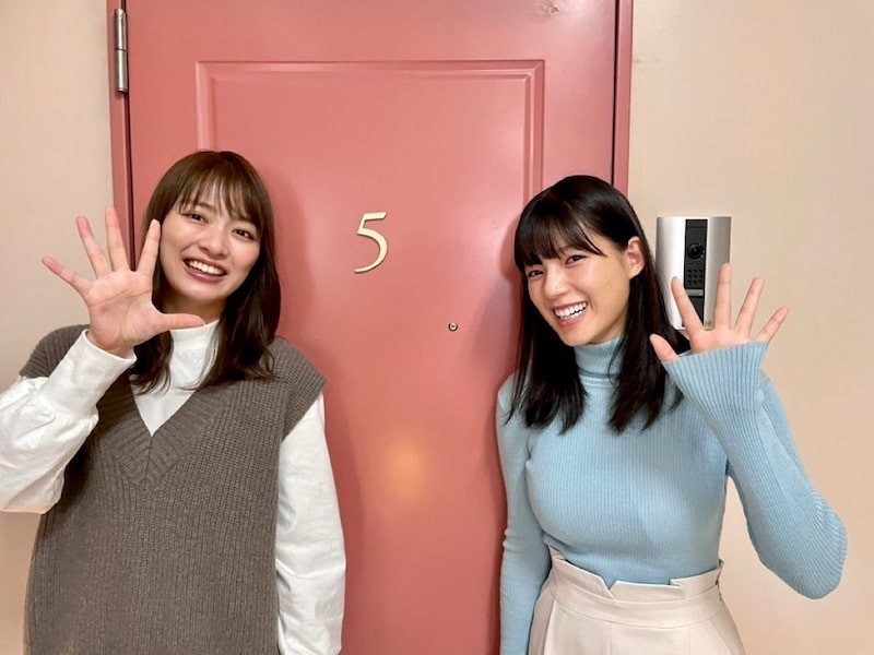 笑顔の内田理央（左）と石井杏奈（テレビ朝日・ABEMA共同制作ドラマ「言霊荘」アメーバオフィシャルブログから）