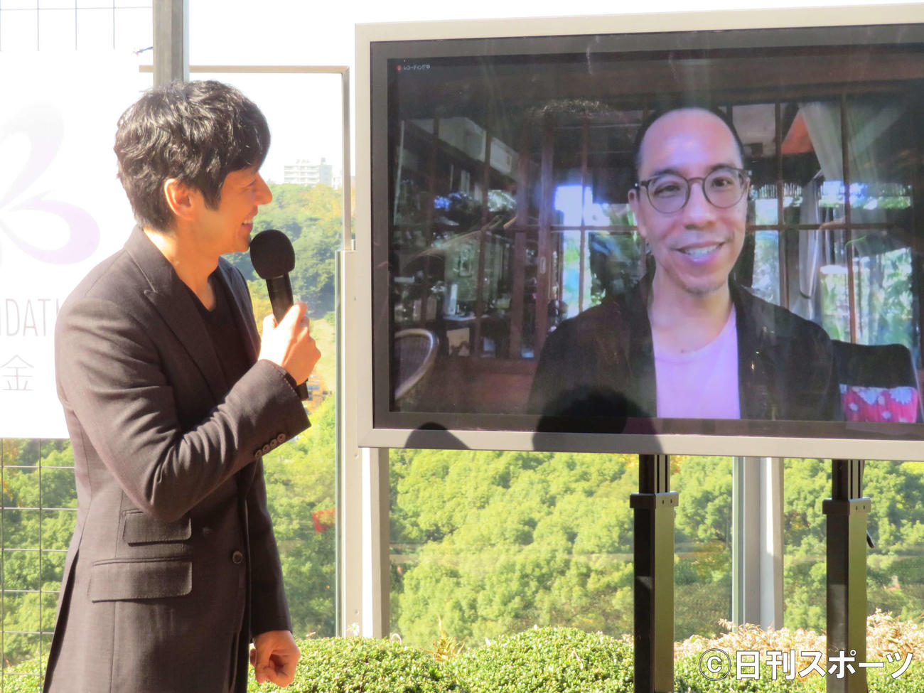 東京国際映画祭が国際交流基金アジアセンターと共催した「トークシリーズ＠アジア交流ラウンジ」でオンラインで対談後、談笑する西島秀俊とアピチャッポン・ウィーラセタクン（撮影・村上幸将）