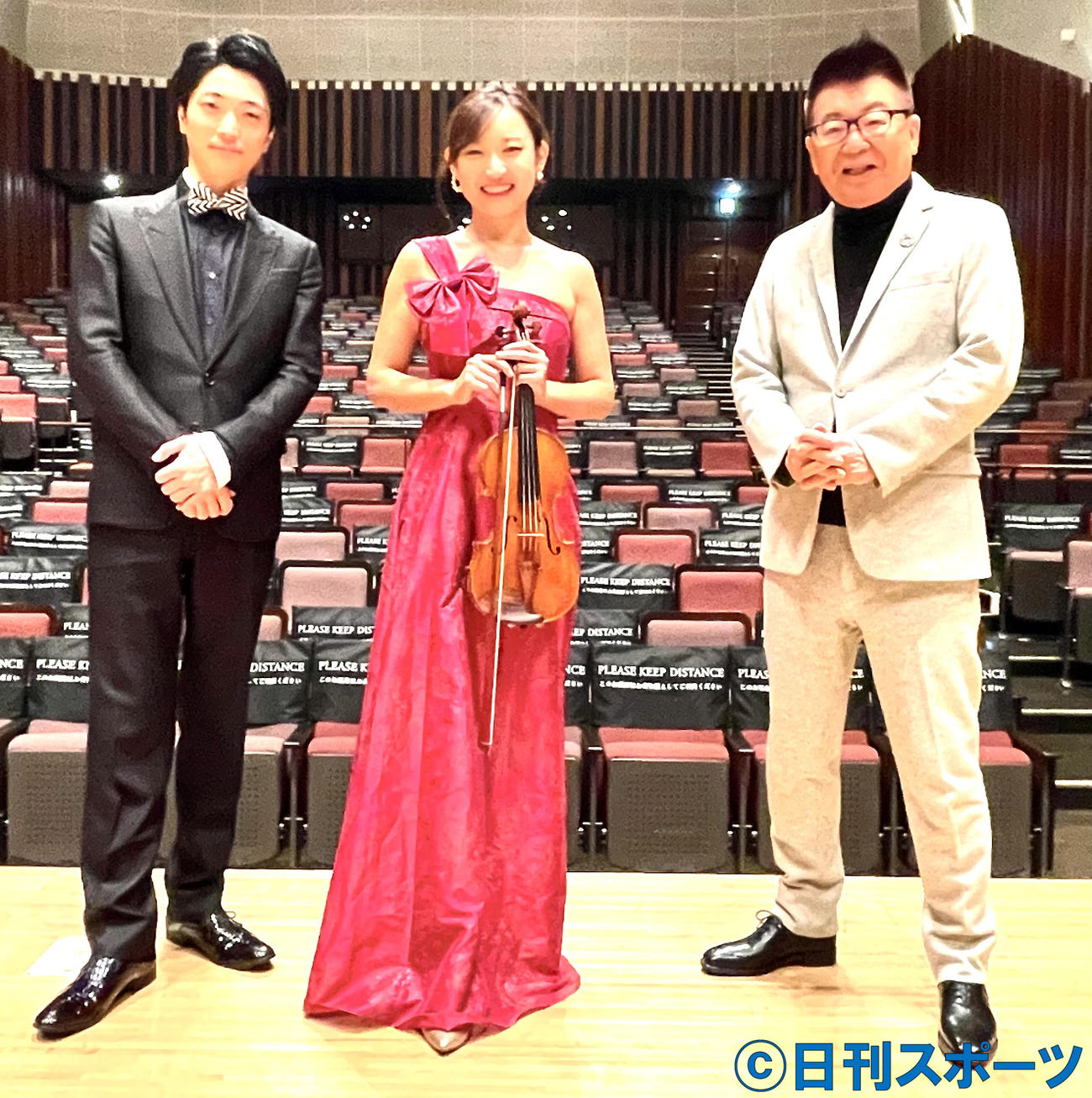 「おしゃべり映画館スクリーン名曲コンサート」で観客を沸かせた、左から小瀧俊治、益子侑、生島ヒロシ(東京・稲城市のiプラザホールで)