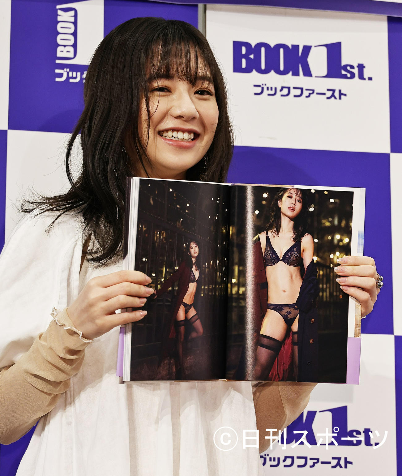 写真集「であい。」発売イベントを行った伊藤萌々香（撮影・中島郁夫）