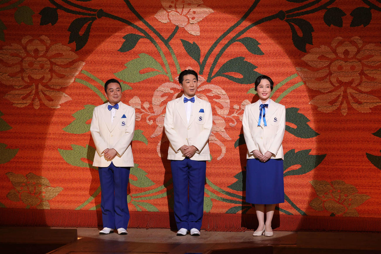 襲名披露公演開幕に先立ち、どんちょう前であいさつした（左から）曽我廼家桃太郎、曽我廼家一蝶、曽我廼家いろは（C）松竹