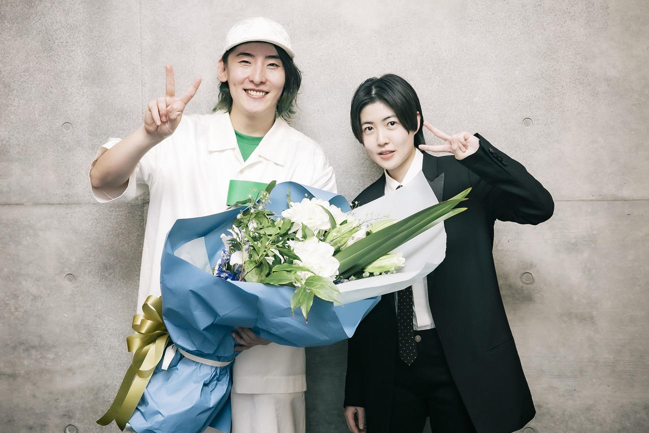 全国ツアーの最終公演を行ったビッケブランカ（左）と駆け付けたシム・ウンギョン