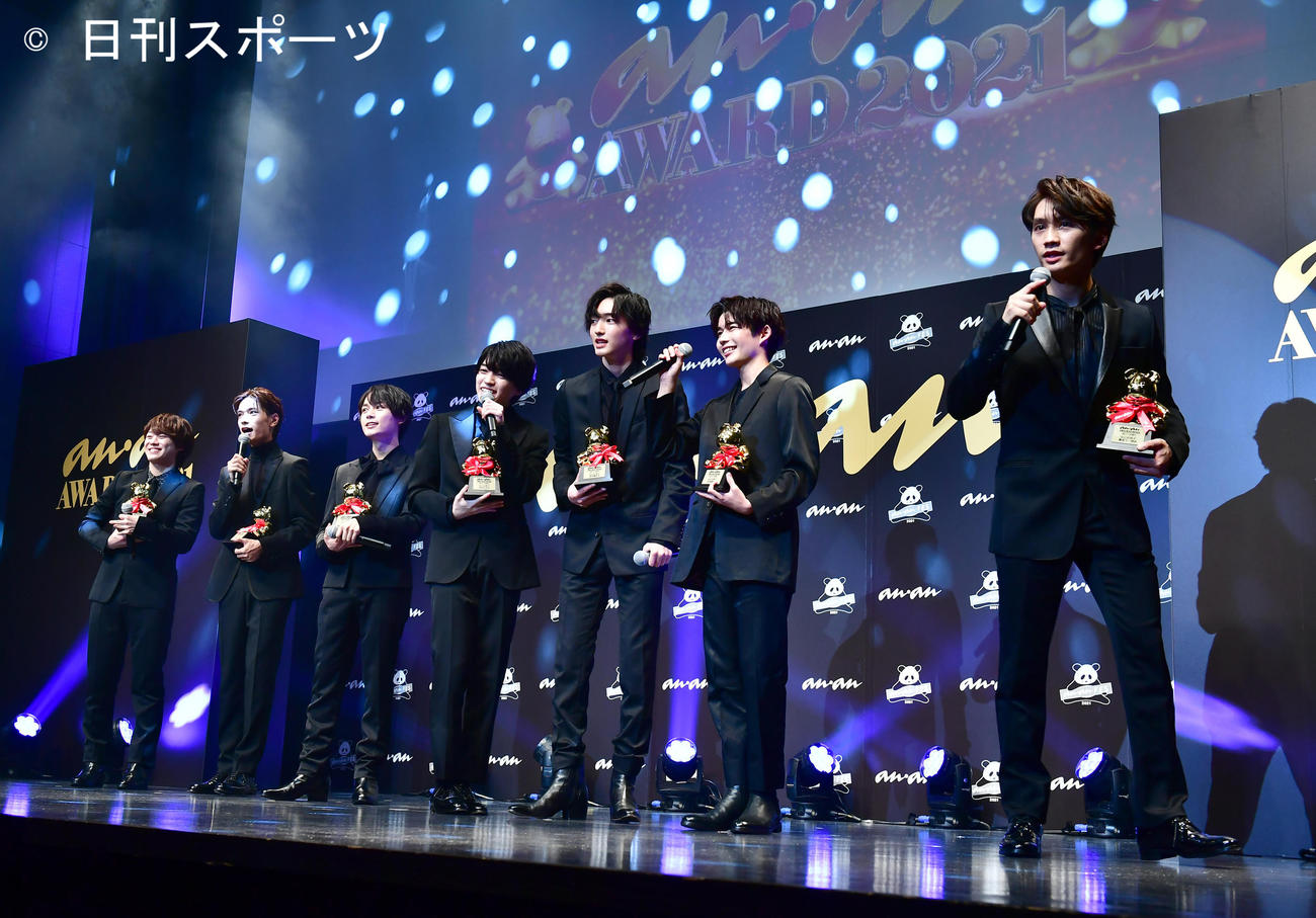 「anan AWARD 2021」ホープ部門賞を受賞した、なにわ男子の、左から大橋和也、高橋恭平、大西流星、西畑大吾、道枝駿佑、長尾謙杜、藤原丈一郎（撮影・小沢裕）