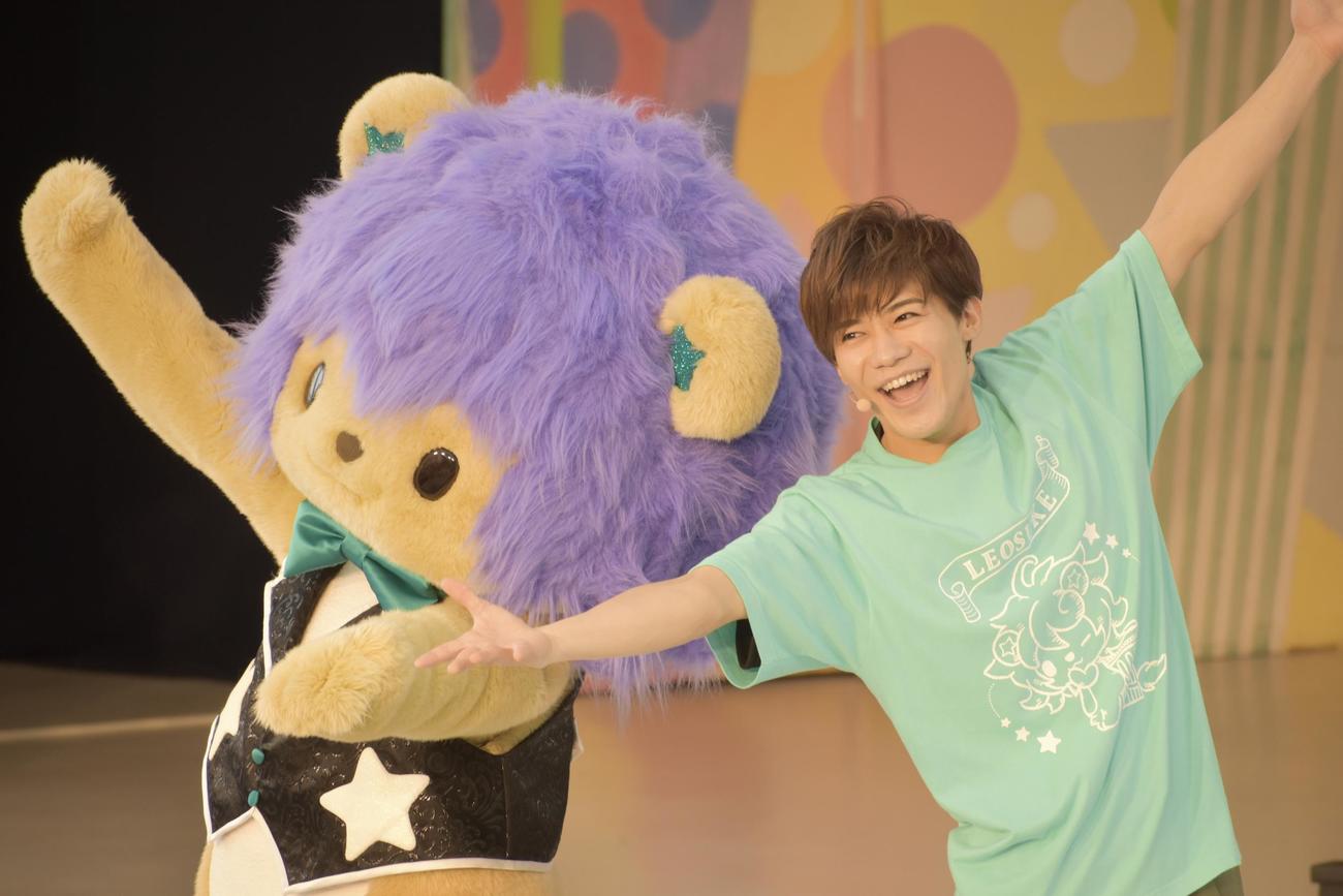 子宮頸（けい）がん予防啓発プロジェクト「ハロースマイルスペシャルイベント　in　ハーモニーランド」出演し「れおすけ」とポーズを決める新浜レオン