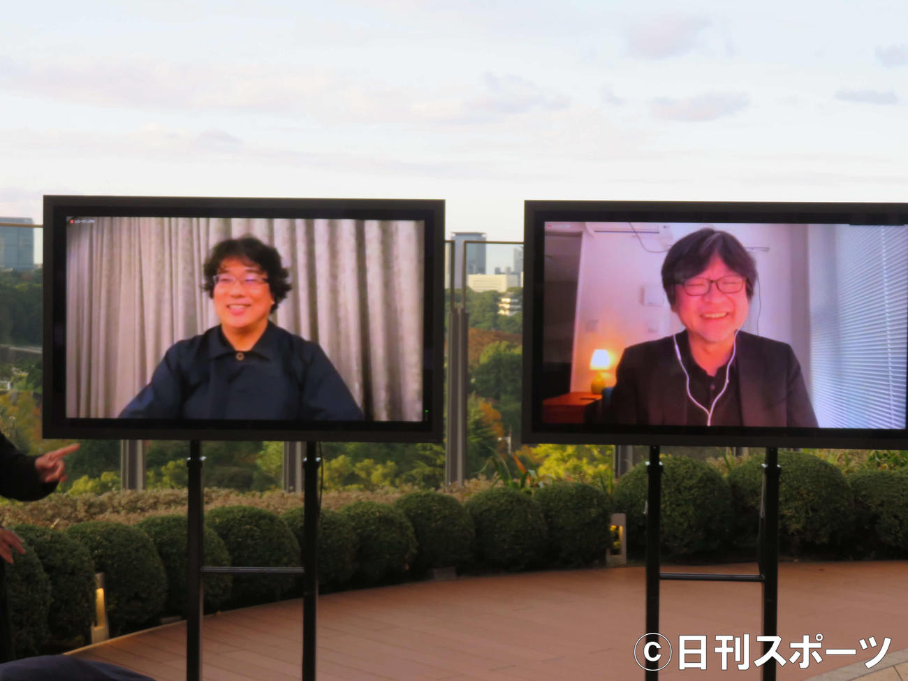東京国際映画祭「トークシリーズ＠アジア交流ラウンジ」でオンラインで対談したポン・ジュノ監督（左）と細田守監督（撮影・村上幸将）