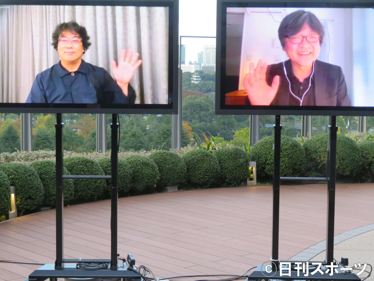 東京国際映画祭「トークシリーズ＠アジア交流ラウンジ」でオンラインで対談後、手を振るポン・ジュノ監督（左）と細田守監督（撮影・村上幸将）