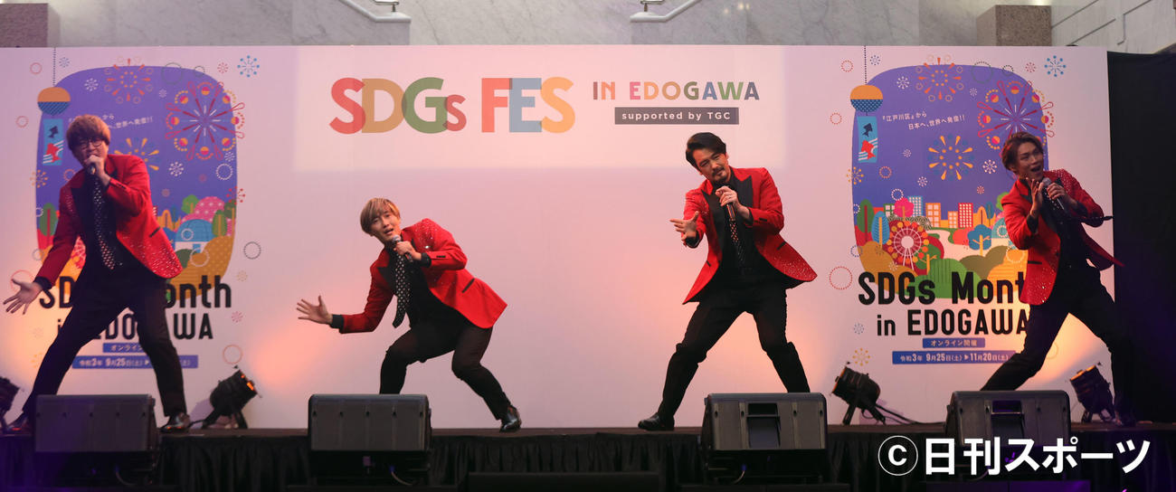 「SDGs FES in EDOGAWA」で熱唱する純烈（撮影・狩俣裕三）