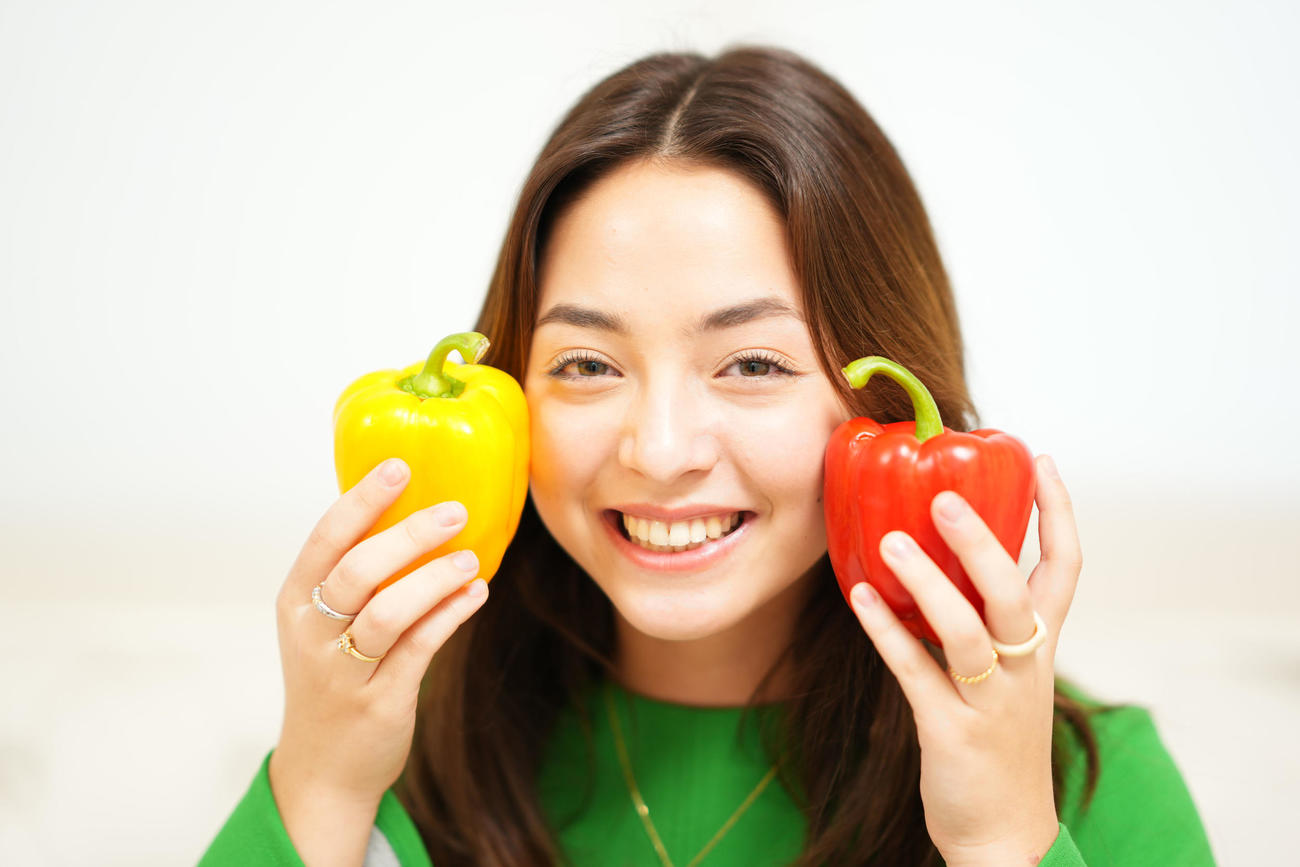 パプリカを手に笑顔を見せる真理子（撮影・横山健太）