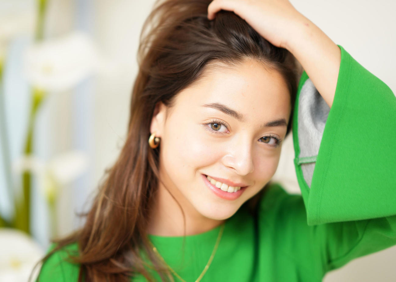 髪をかき上げ色っぽい表情を見せる真理子（撮影・横山健太）