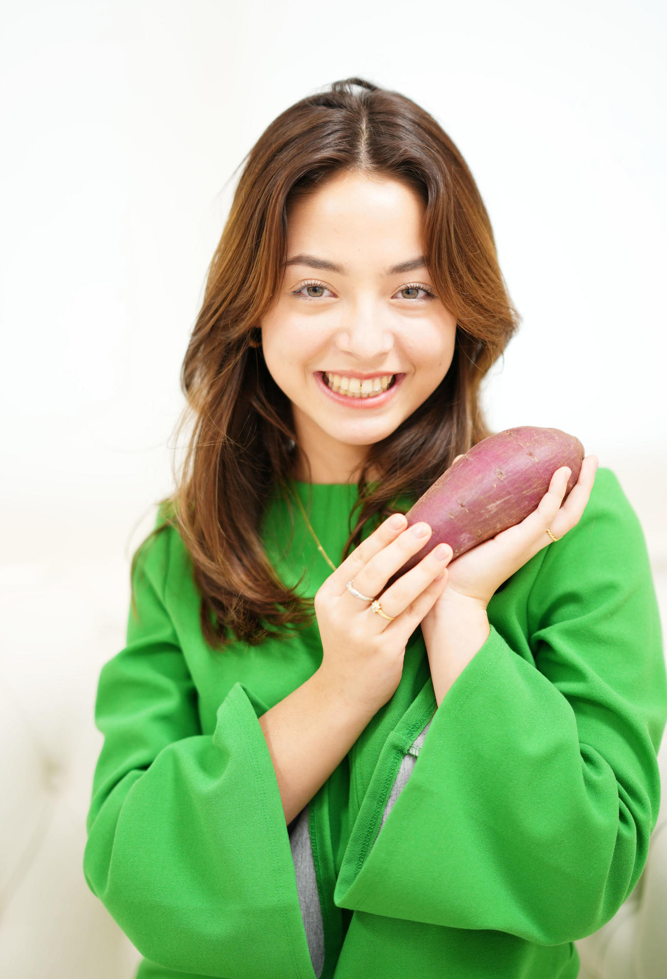 さつまいもを手に笑顔を見せる真理子（撮影・横山健太）