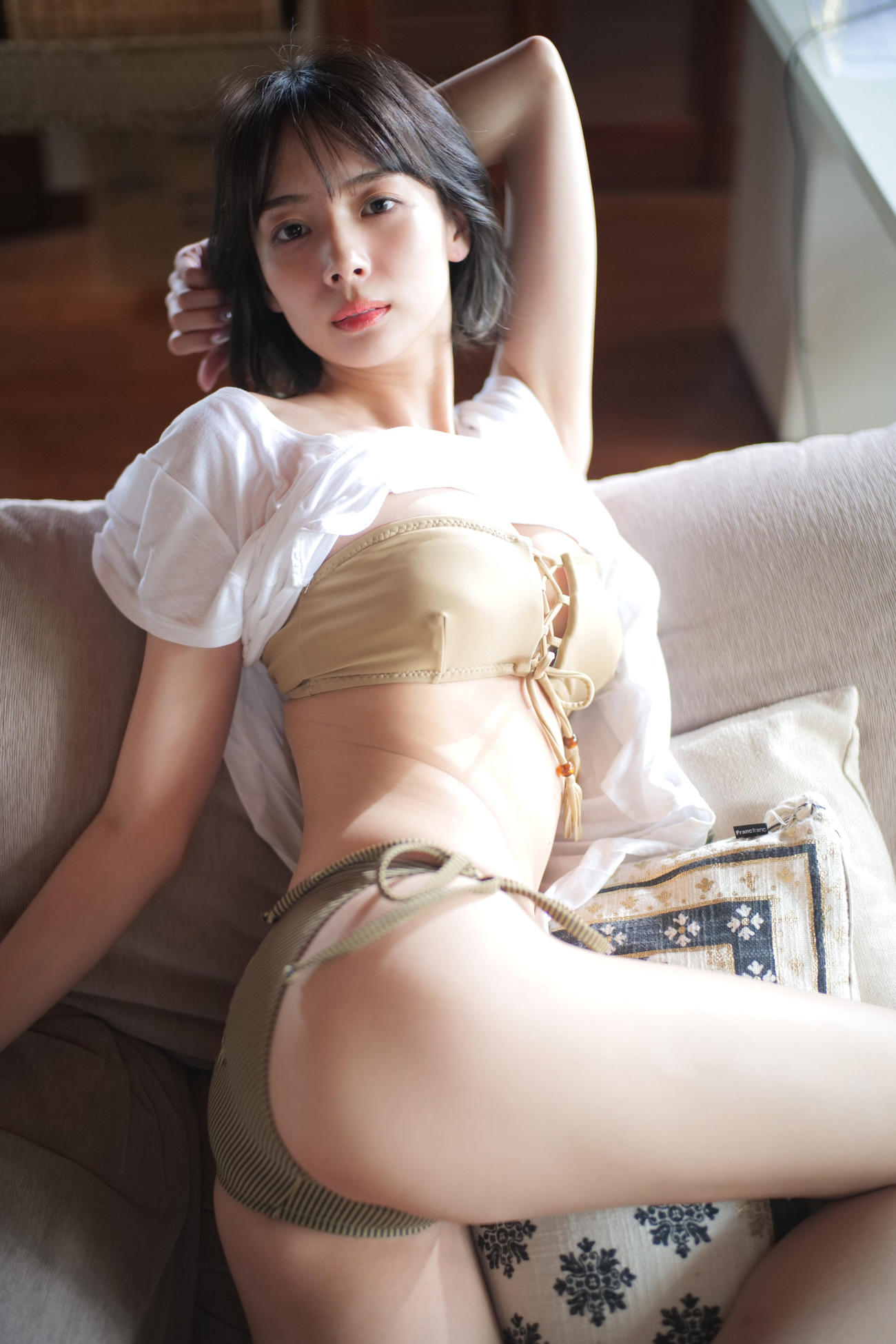 高宮まりとのデジタル写真集「牌×牌3」を発売する岡田紗佳