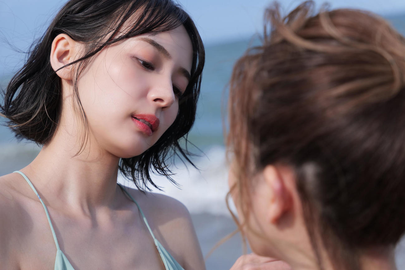高宮まりとのデジタル写真集「牌×牌3」を発売する岡田紗佳