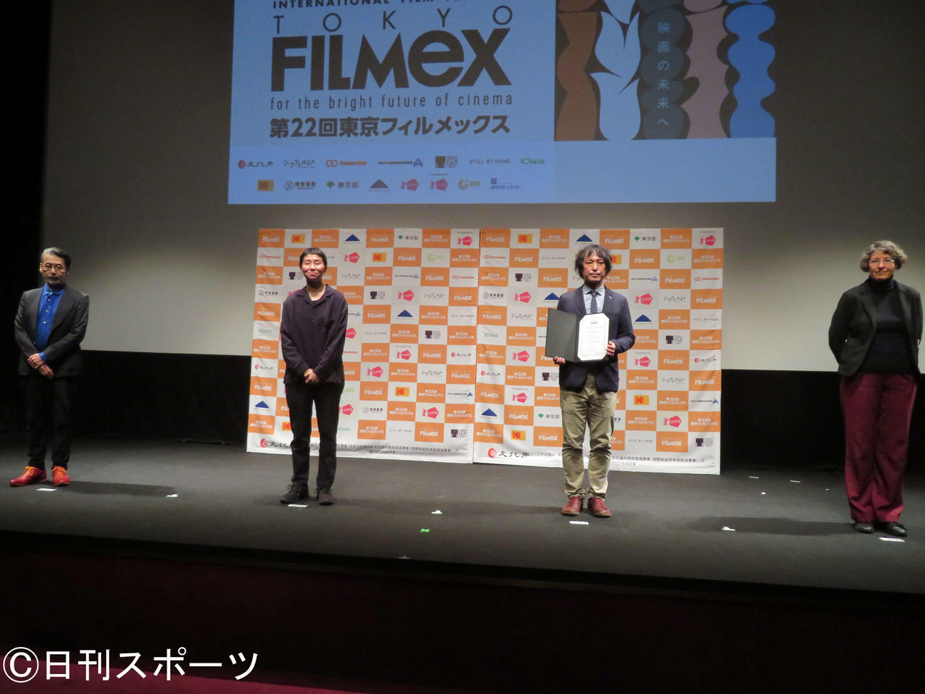 第22回東京フィルメックス授賞式に登壇した、左から諏訪敦彦氏、小田香氏、高田聡氏、ウルリケ・クラウトハイム氏（撮影・村上幸将）