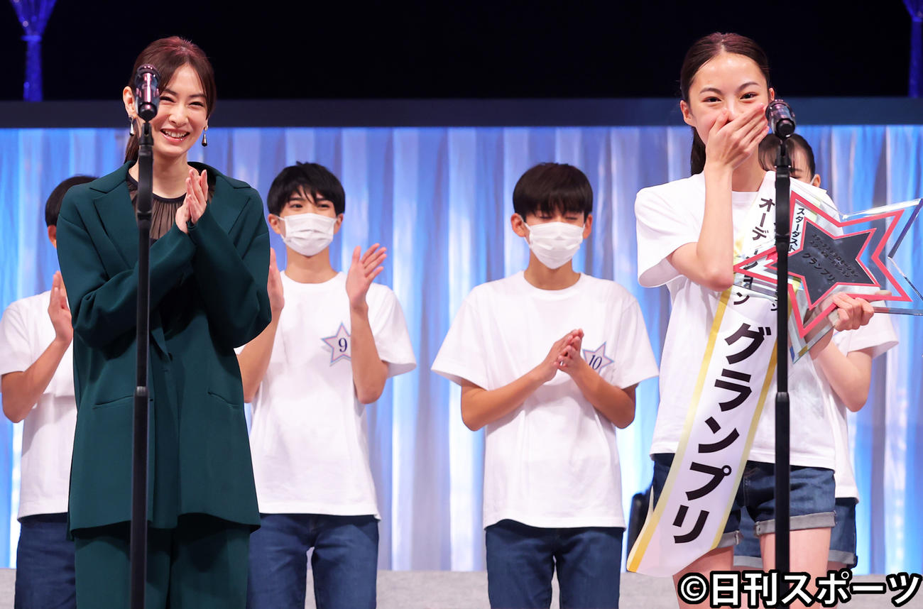 グランプリに輝いた山木雪羽那さん（右）のあいさつに笑顔で拍手する北川景子（撮影・浅見桂子）