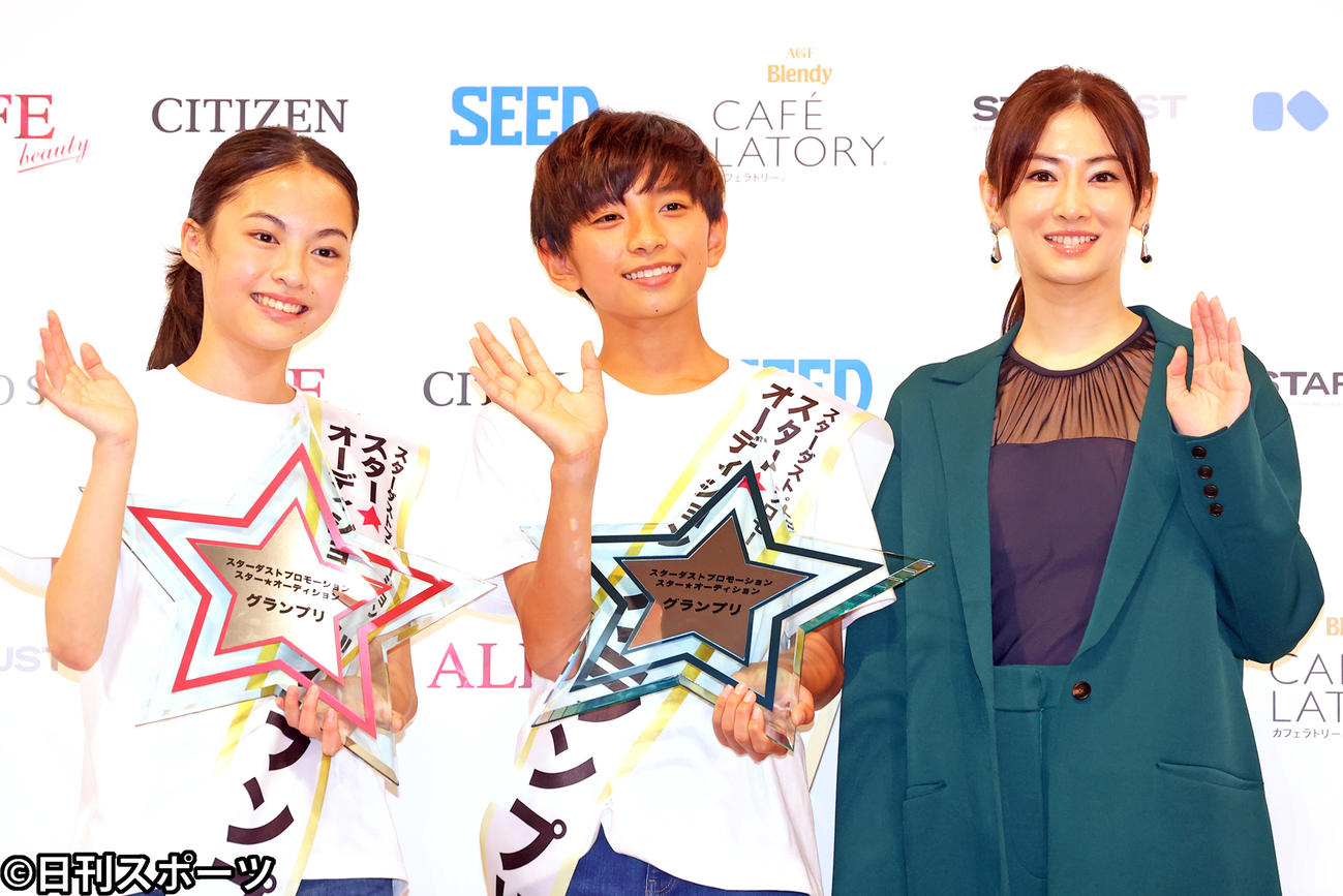 第2回スター☆オーディションで、グランプリに輝いた山木雪羽那さん（左）、竹野世梛さん（中央）と笑顔で記念撮影する北川景子（撮影・浅見桂子）