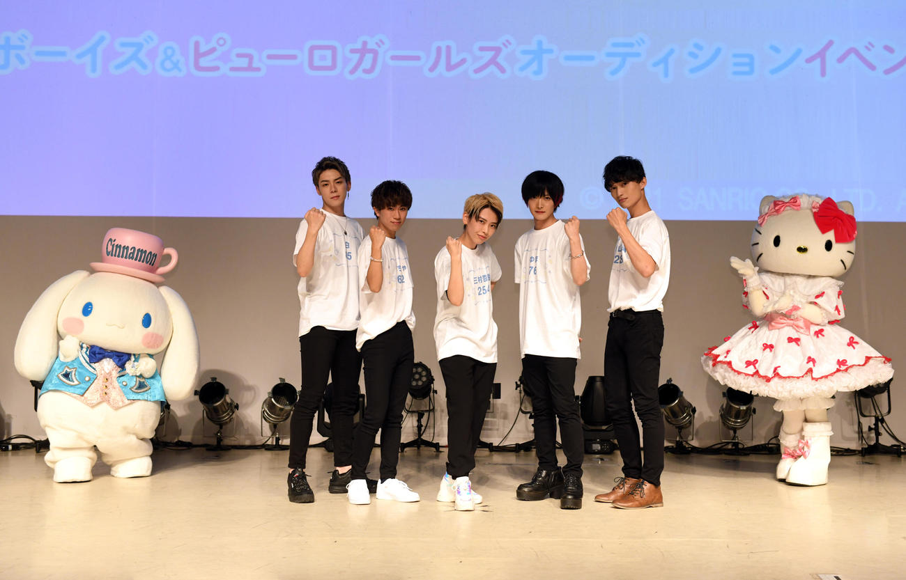 サンリオピューロランド公式アイドルとして合格した「ピューロボーイズ」の、左からシナモロール、白、まちゃ、三村杏樹、ゆほ、横山拓海、ハローキティ