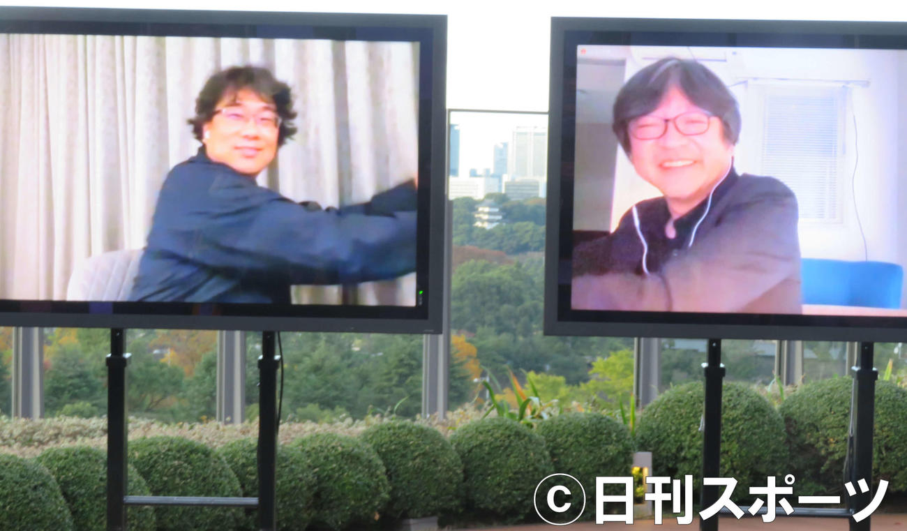 オンラインで対談後、画面越しに抱き合うポーズをするポン・ジュノ監督（左）と細田守監督（撮影・村上幸将）