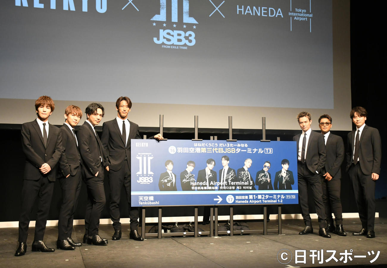 「BEST BROTHERS CAMPAIGN」オープニングセレモニーに出席した三代目　J SOUL BROTHERS。左から岩田剛典、NAOTO、登坂広臣、小林直己、今市隆二、ELLY、山下健二郎（撮影・大友陽平）