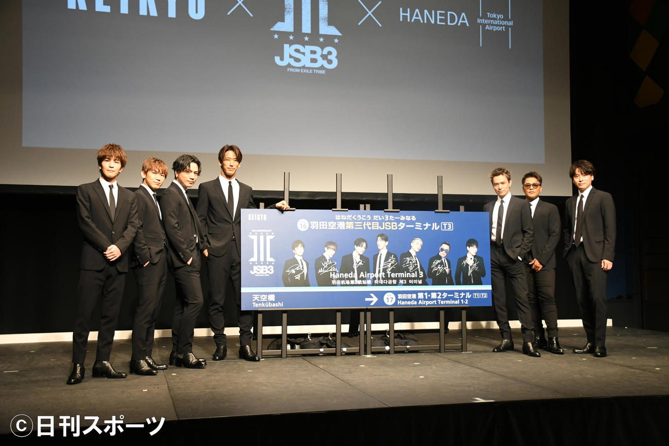 「BEST BROTHERS CAMPAIGN」オープニングセレモニーに出席した三代目　J SOUL BROTHERS。左から岩田剛典、NAOTO、登坂広臣、小林直己、今市隆二、ELLY、山下健二郎（撮影・大友陽平）