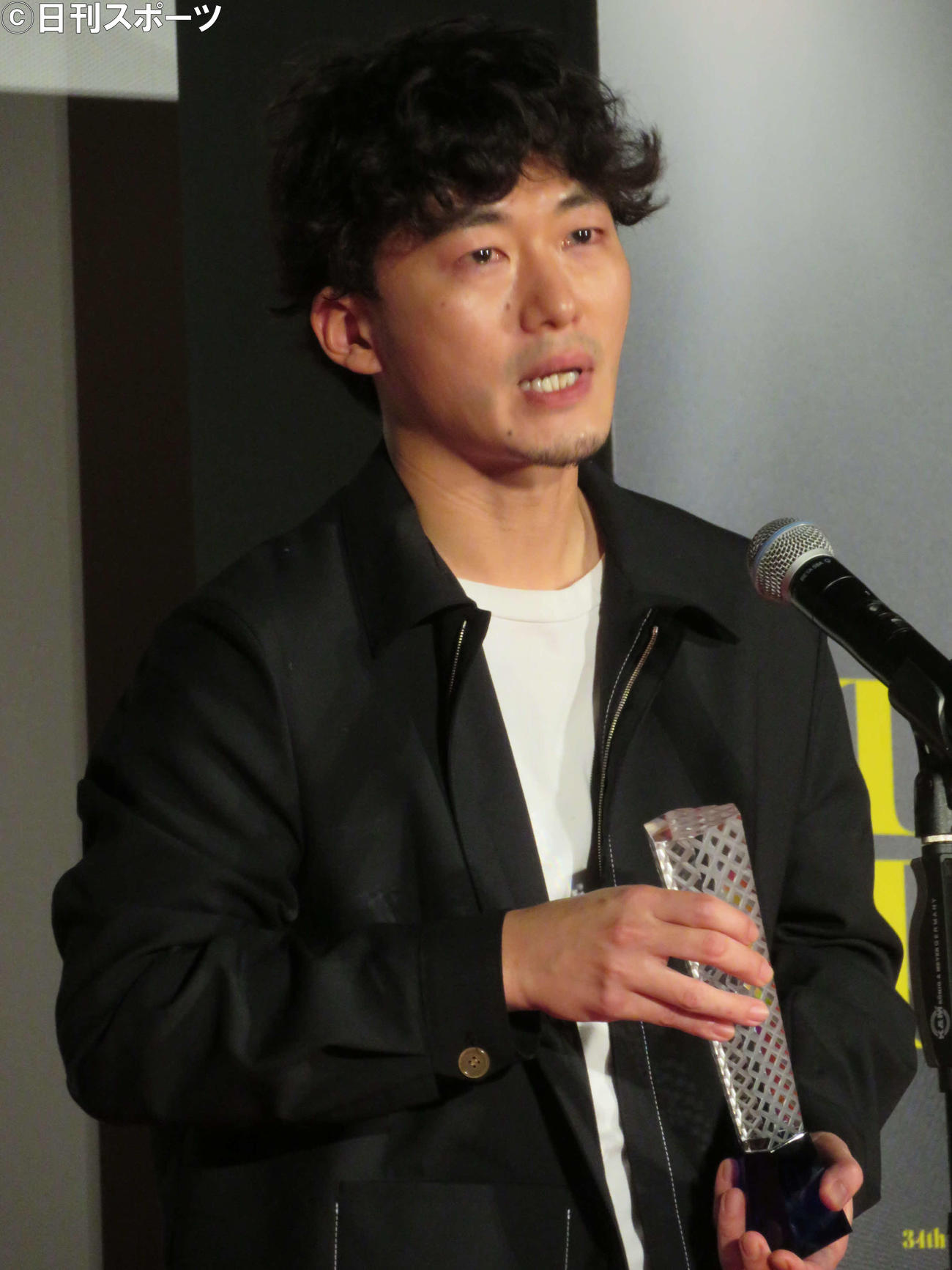 映画「ちょっと思い出しただけ」が東京国際映画祭観客賞を受賞し、涙ながらにスピーチする松居大悟監督（撮影・村上幸将）