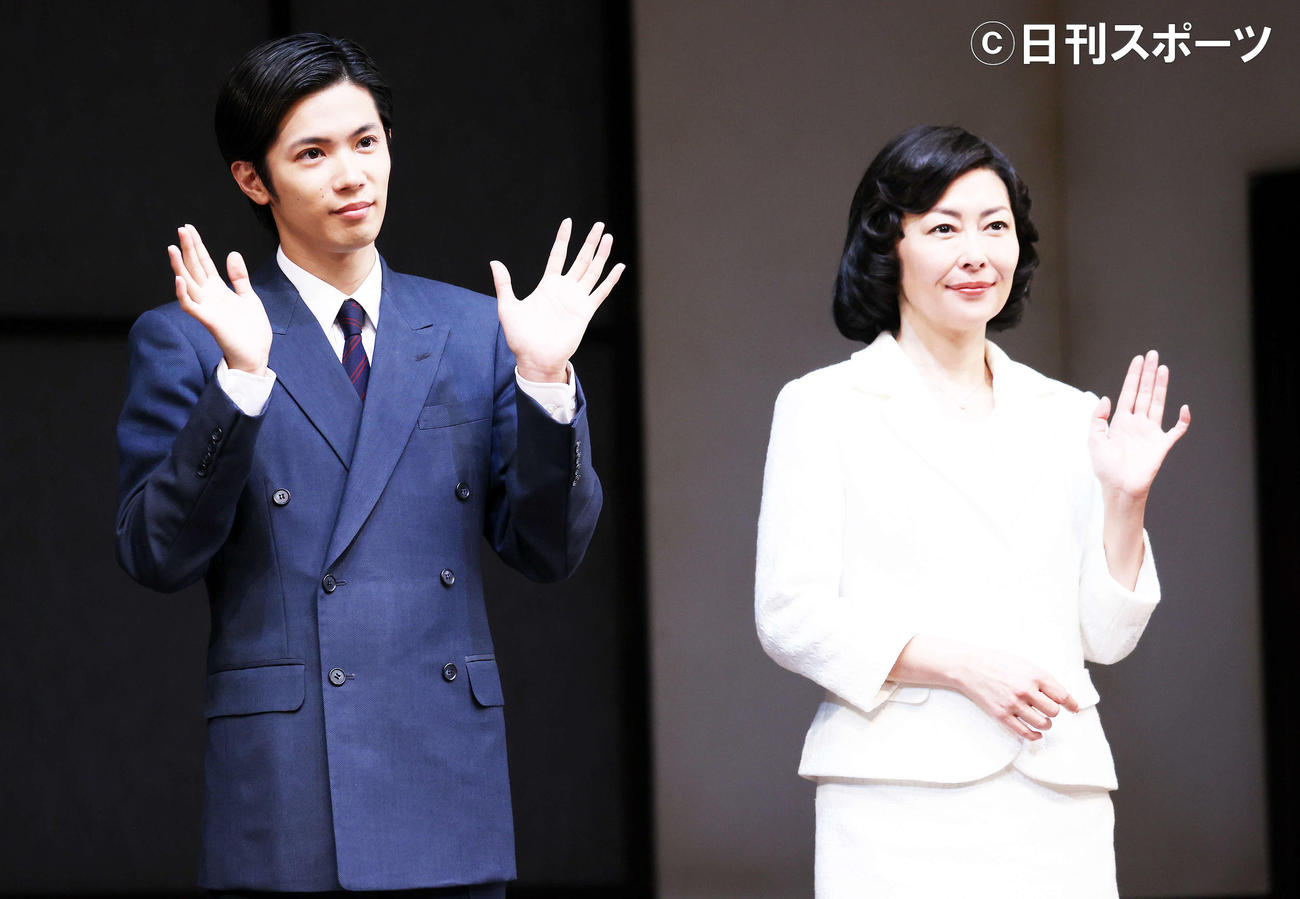 カメラに手を振る神宮寺勇太（左）と中山美穂（撮影・鈴木正人）