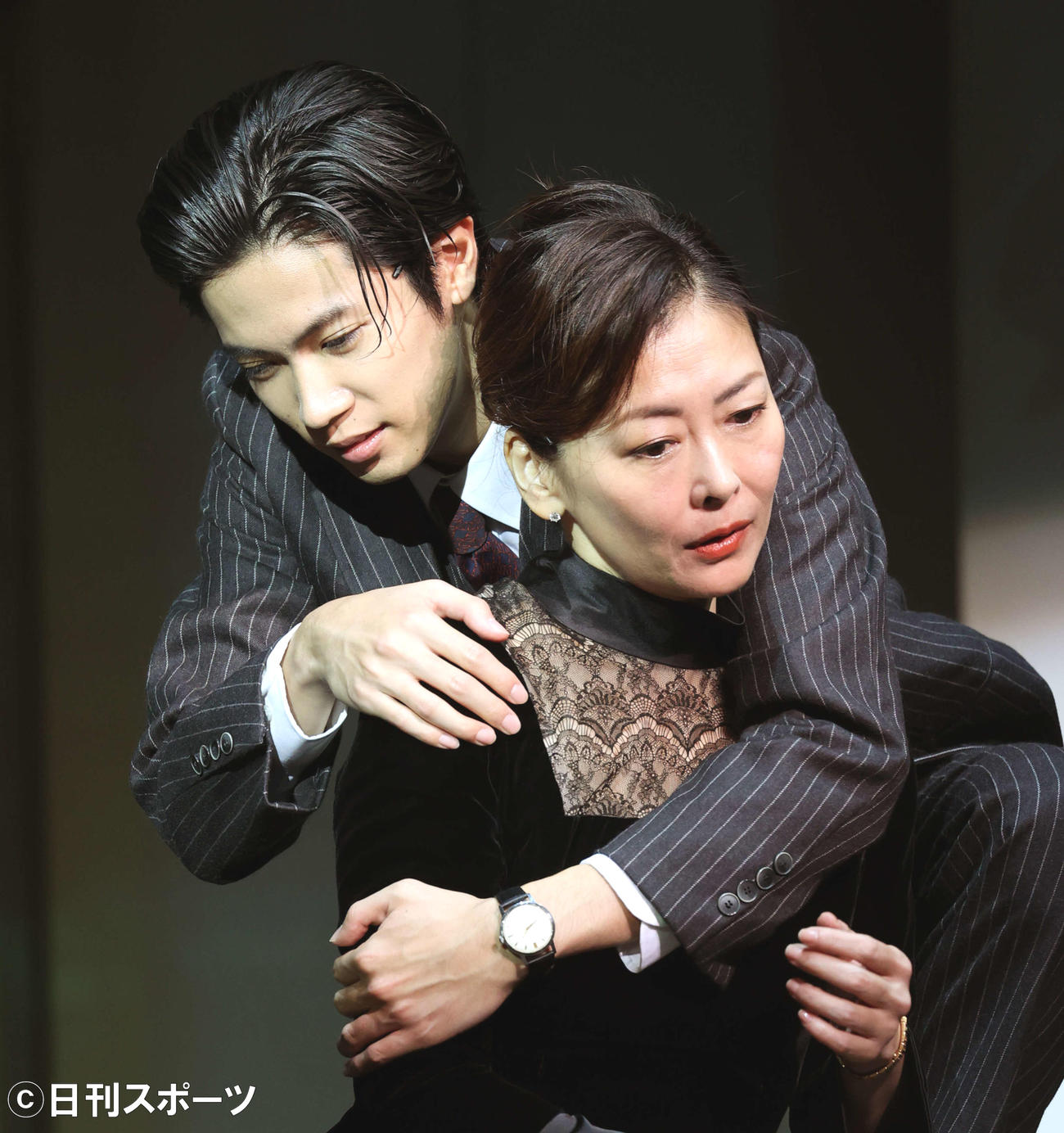 熱演する神宮寺勇太（左）と中山美穂（撮影・鈴木正人）