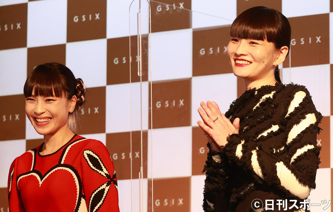 GINZA SIXのクリスマストークイベントを行った清川あさみ（左）と秋元梢（撮影・野上伸悟）