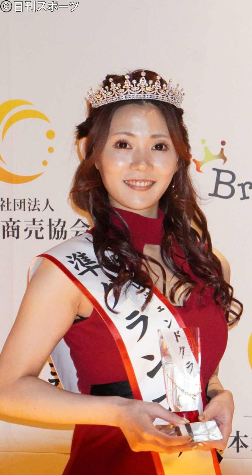ローズ部門レジェンドクラス（業界歴10年以上）で）準グランプリのさくらさん（撮影・沢田直人）