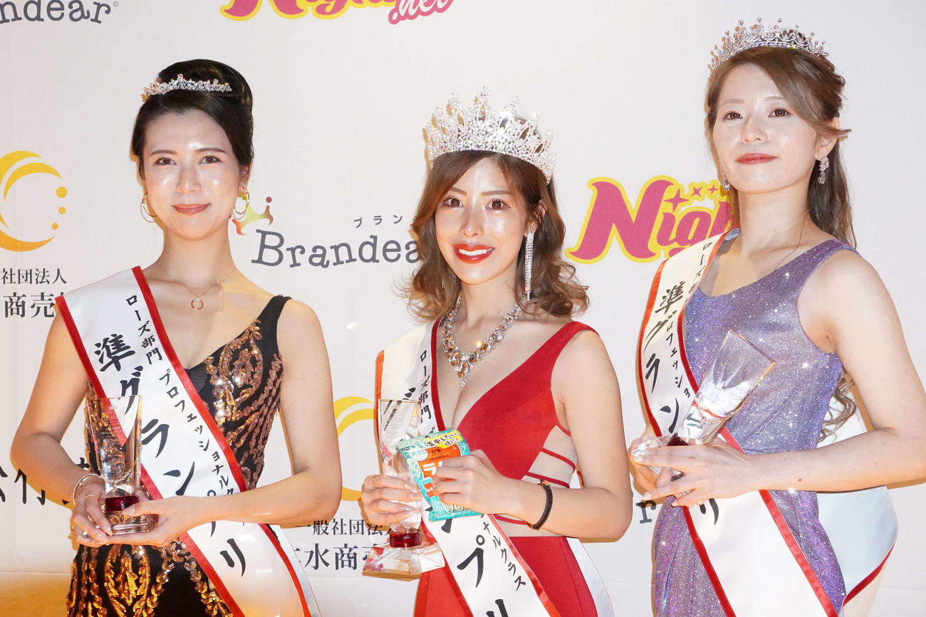 ローズ部門プロフェッショナルクラス（業界歴2年以上）でグランプリに輝いたらむねさん（中央）準グランプリの河上十和さん（左）沙織さん（撮影・沢田直人）