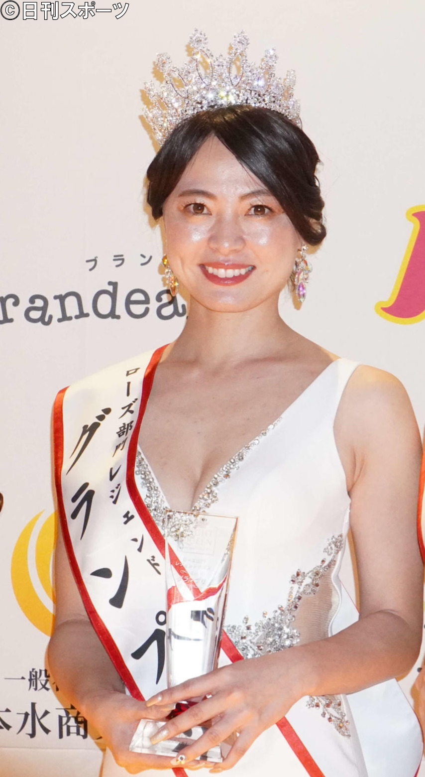 ローズ部門レジェンドクラス（業界歴10年以上）でグランプリに輝いた市川あず沙さん（撮影・沢田直人）